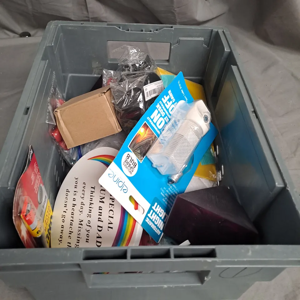 APPROXIMATELY 20 ASSORTED HOUSEHOLD ITEMS 