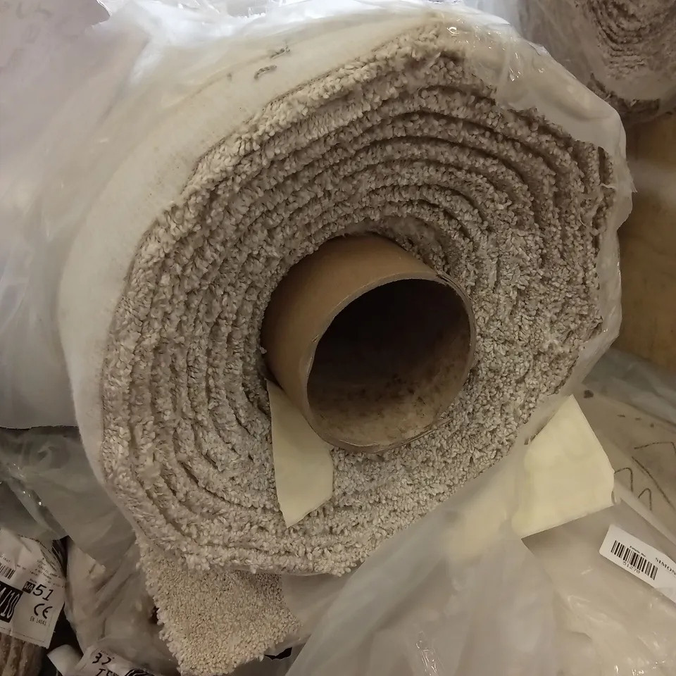 ROLL OF QUALITY SUBLIME VANILLA ICE CARPET // SIZE: 5 x 5.5m