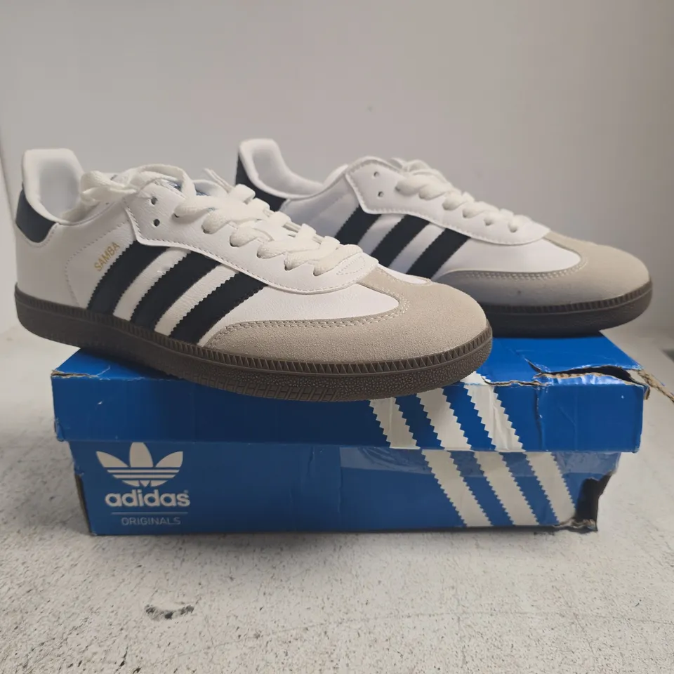BOXED PAIR OF ADIDAS SAMBA OG TRAINERS IN WHITE/BLACK SIZE UK 9.5