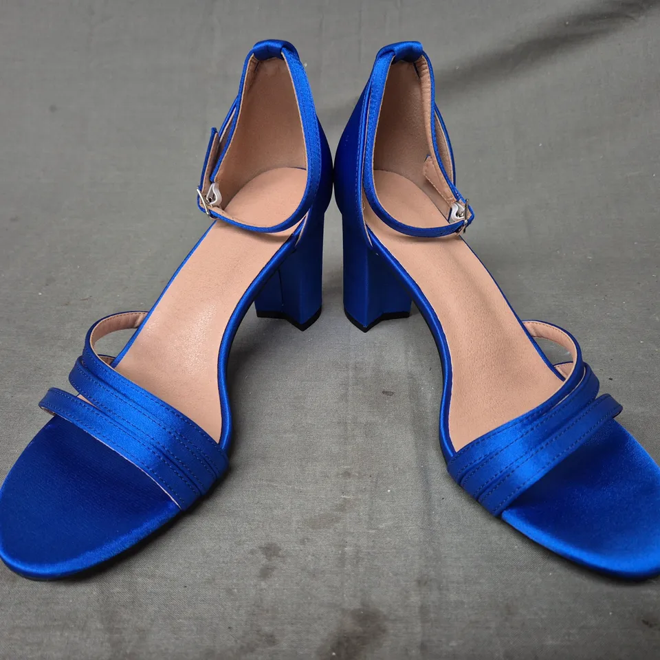 BOXED PAIR OF UNBRANDED OPEN TOE BLOCK HEEL SANDALS IN BLUE EU SIZE 39