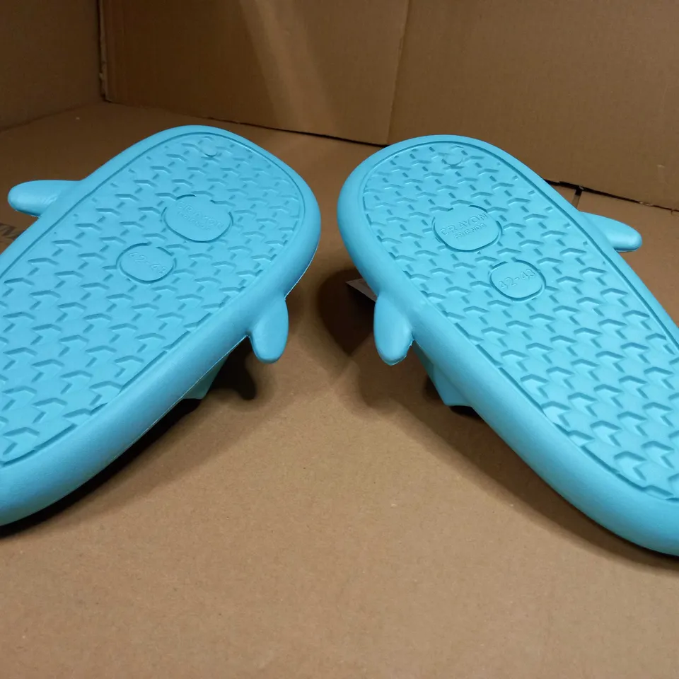 PAIR OF CRAYON FRIENDS SLIDERS - SIZE 8/9