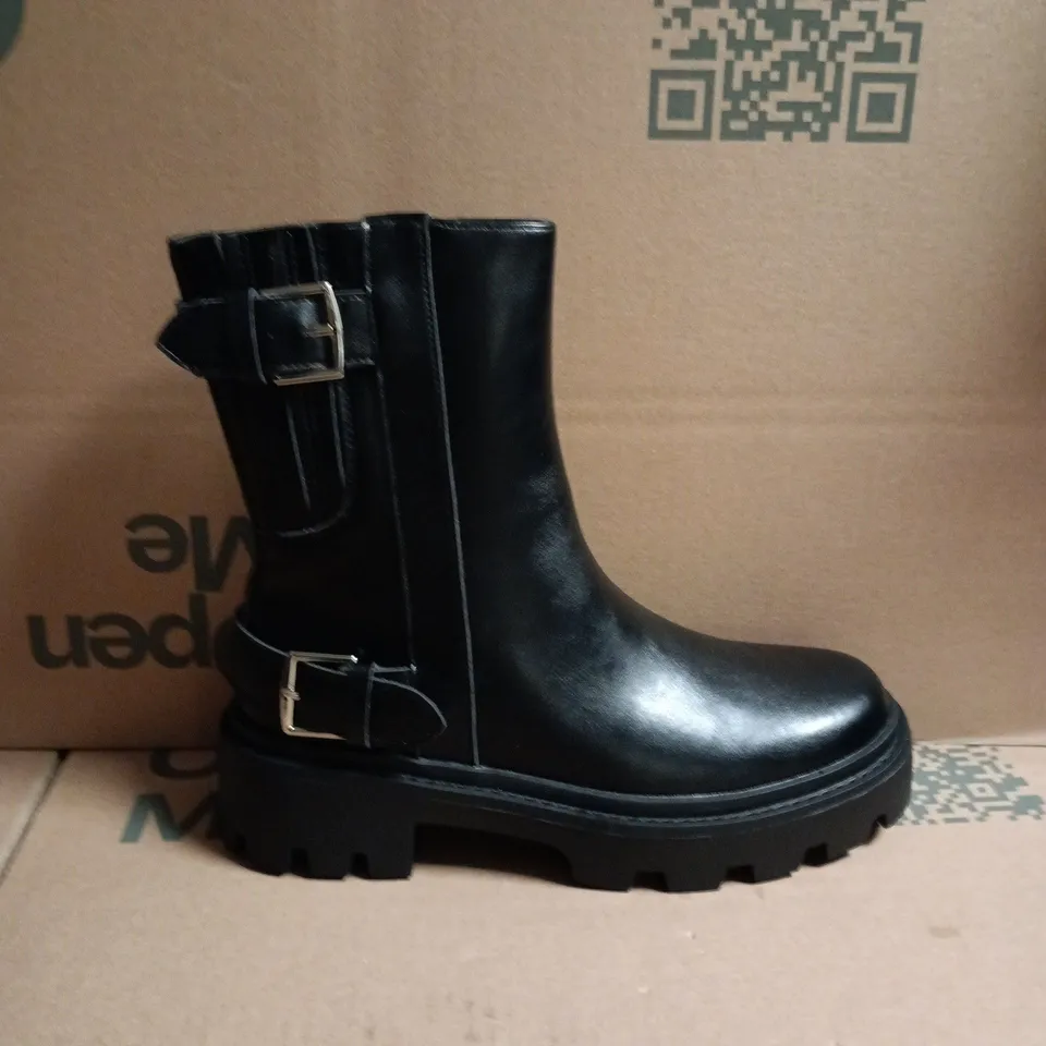 BOXED WOMEN'S BLACK KNEE-HIGH BOOTS WITH BUCKLED STRAPS AND SIDE ZIP, CHUNKY LUG SOLE - 39
