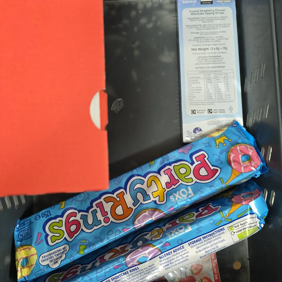 APPROXIMATELY 10 ASSORTED FOOD/DRINK PRODUCTS TO INCLUDE PARTY RINGS, ELLAS POUCHES, FUDGE ETC 