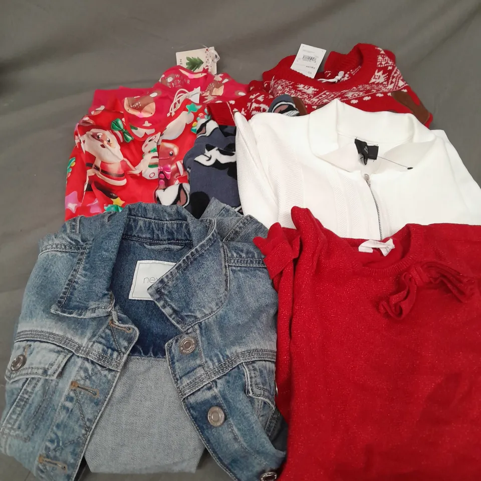 BOX OF APPROXIMATELY 35 ASSORTED KIDS CLOTHING ITEMS TO INCUDE - TOPS, PYJAMAS, JEAN JACKET, ETC