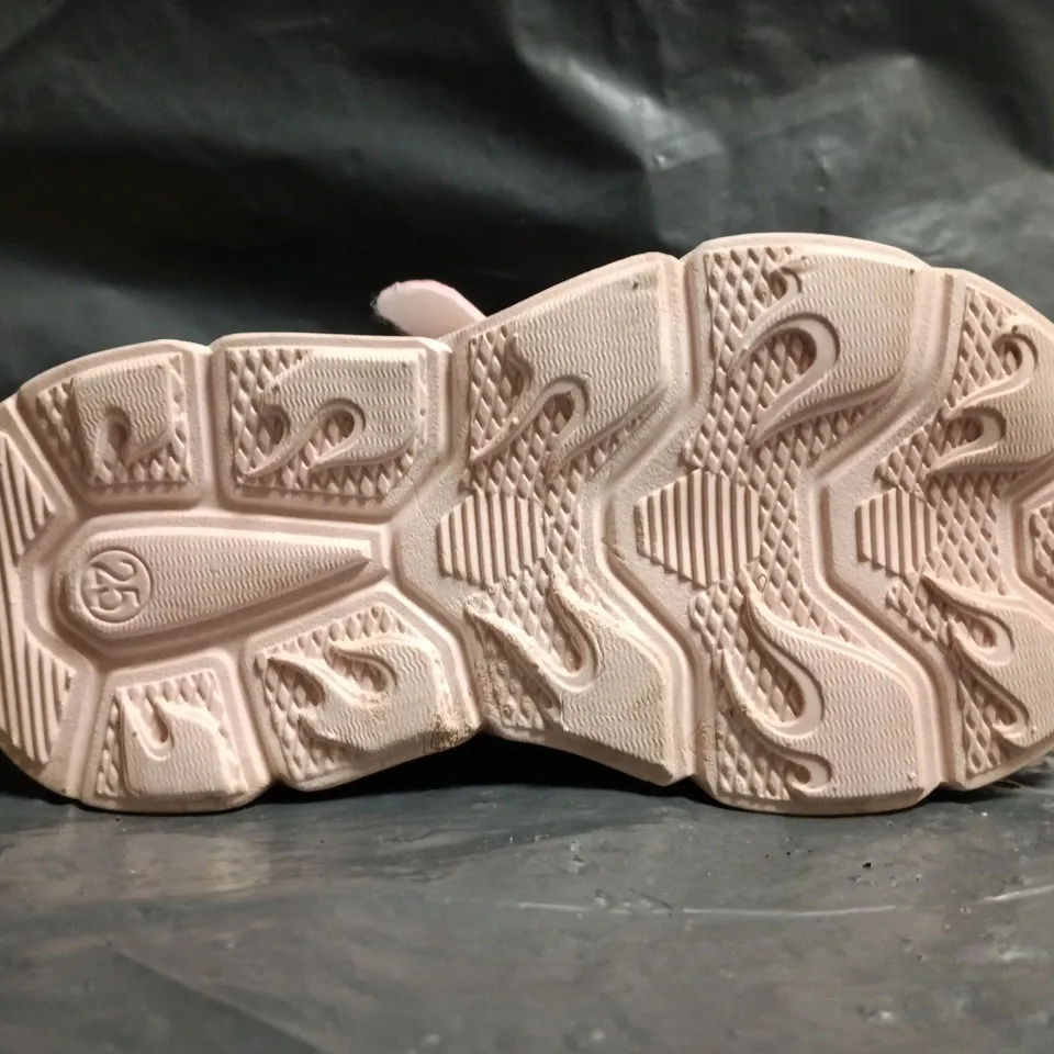 BOXED PAIR OF UNBRANDED CHILDRENS SHOES IN PINK SIZE EU 25