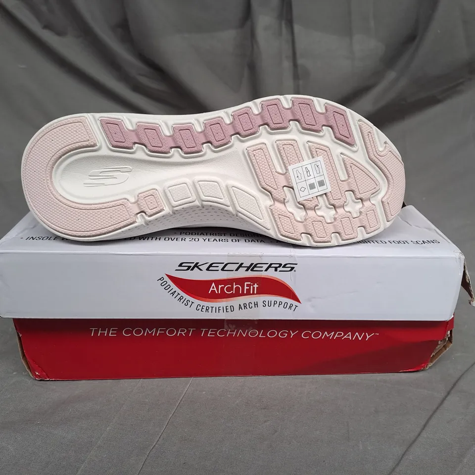 BOXED PAIR OF SKECHERS ARCH FIT WOMENS TRAINERS IN LIGHT PINK SIZE 5