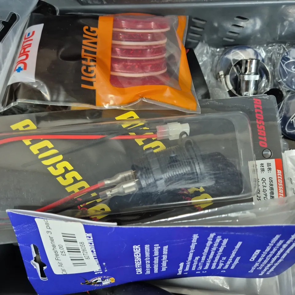 APPROXIMATELY 10 ASSORTED VEHICLE PARTS AND ACCESSORIES TO INCLUDE TPU CAR KEY SHELL, ETC - COLLECTION ONLY