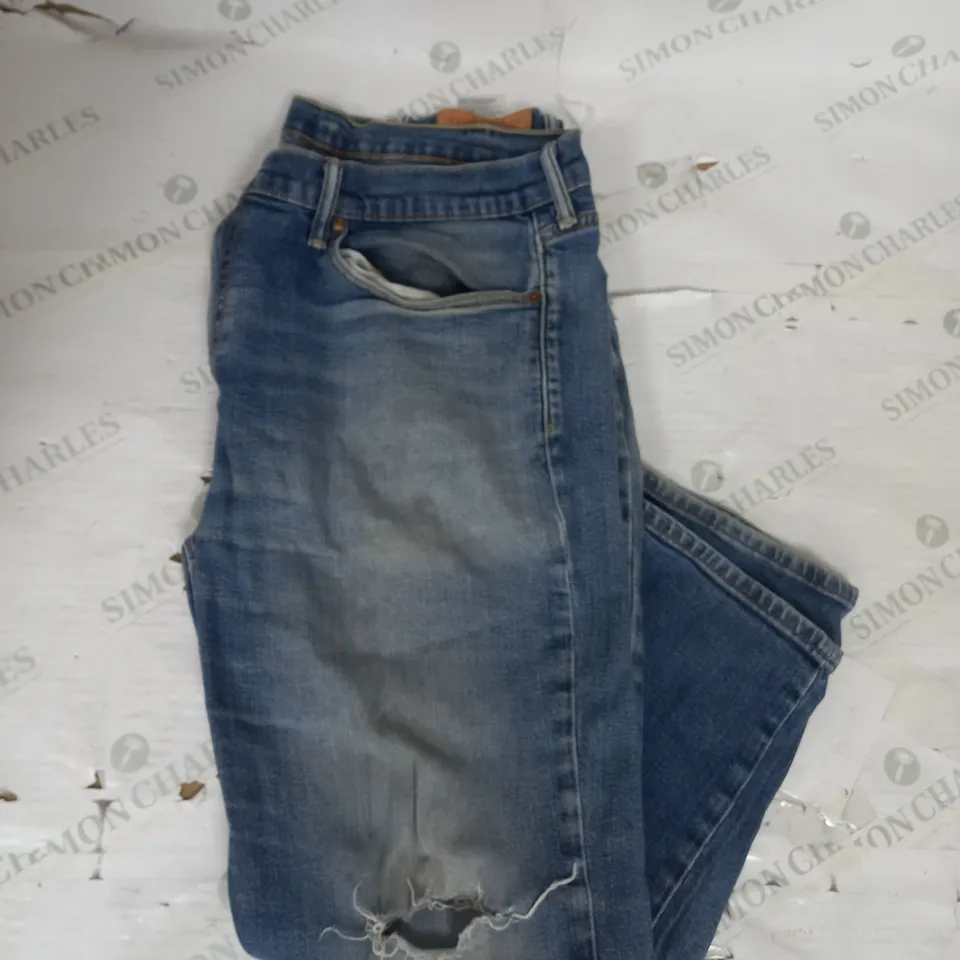 LEVIS RIPPED KNEE STRAIGHT LEG JEANS IN BLUE DENIM SIZE 38W