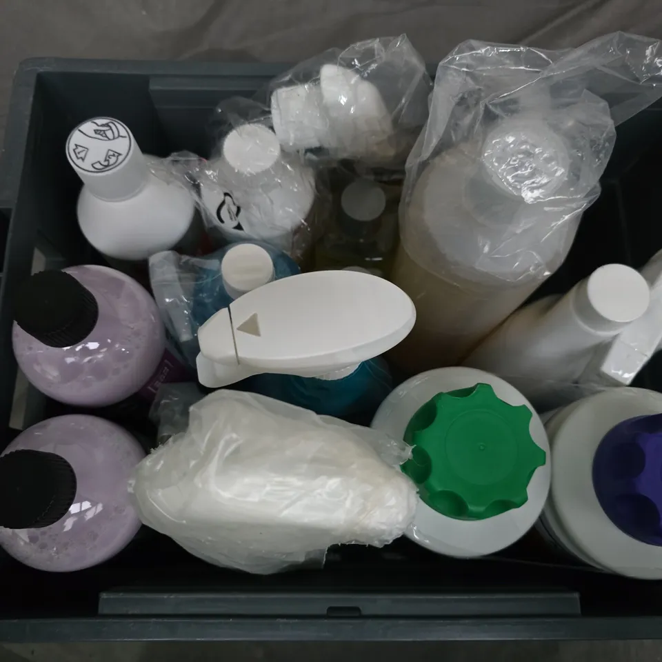 APPROXIMATELY 13 ASSORTED LIQUIDS TO INCLUDE YASS CLEAN DAZZLING DEGREASER, SANSOM WATERLESS WASH & WAX NIKWAX TECHWASH, ETC - COLLECTION ONLY