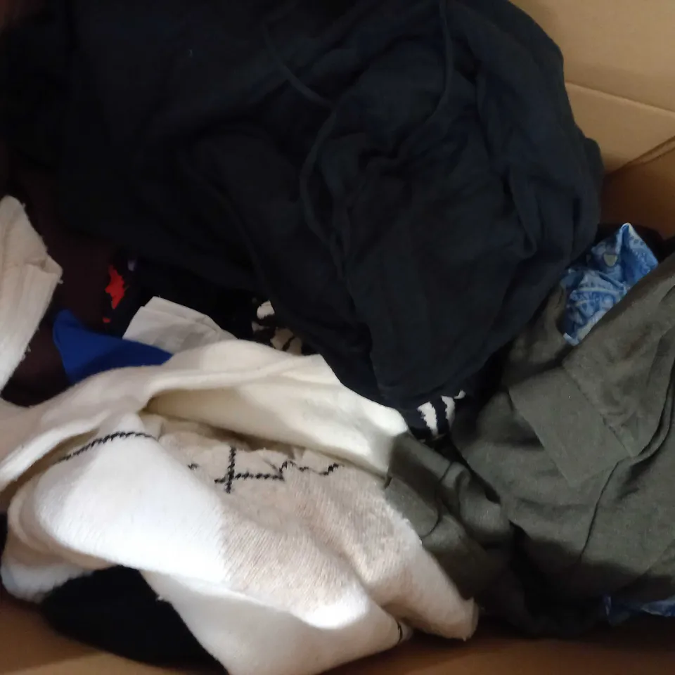 LOT OF APPROX 25 ASSORTED CLOTHING ITEMS VARYING IN SIZE/COLOUR/STYLE TO INCLUDE: TROUSERS, TOPS, DRESSES