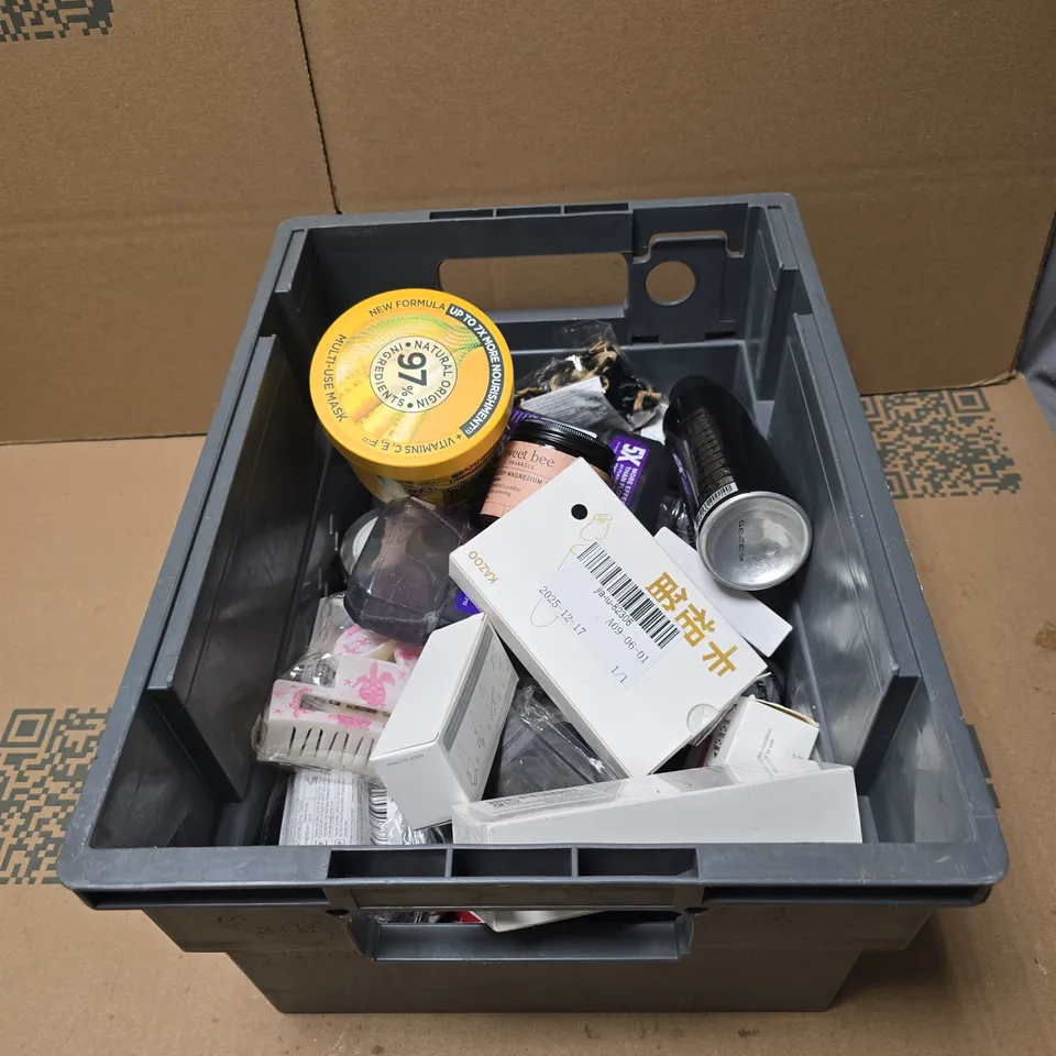 TOTE OF APPROXIMATELY 18 ASSORTED COSMETIC ITEMS TO INCLUDE LISTERINE, VELVET OUDH, SWEET BEE MAGNESIUM BUTTER, GARNIER BANANA HAIR FOOD ETC