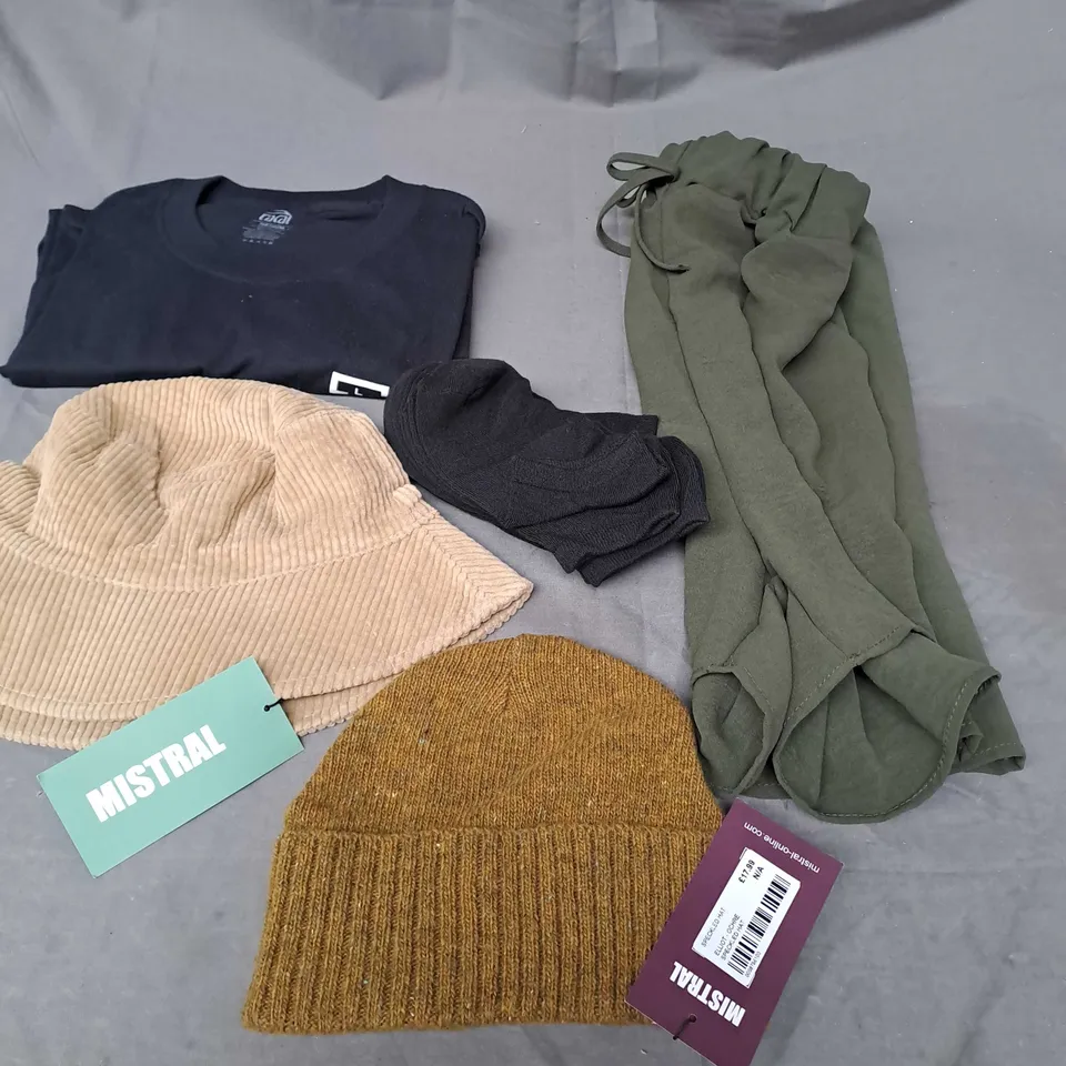 BOX OF APPROXIMATELY 25 ASSORTED CLOTHING ITEMS TO INCLUDE - T-SHIRT , HAT , SOCKS ETC