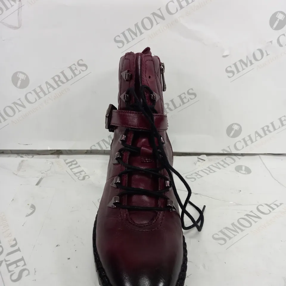 PAIR OF MODA IN PELLE ARNIE LACE UP BOOTS IN MAROON SIZE 5