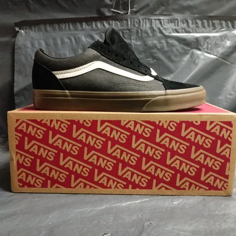 BOXED PAIR OF VANS SHOES IN BLACK/WHITE SIZE UK 5