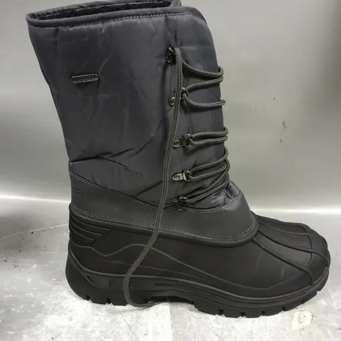 PAIR OF MOUNTAIN WAREHOUSE PLOUGH SNOW BOOTS IN GREY SIZE UK 13