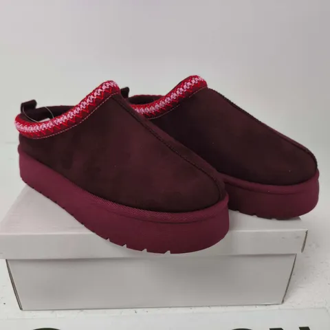 BOXED PAIR OF E SHOES BY EMMA PANDORA PLUM SLIP-ON SHOES β UK 6