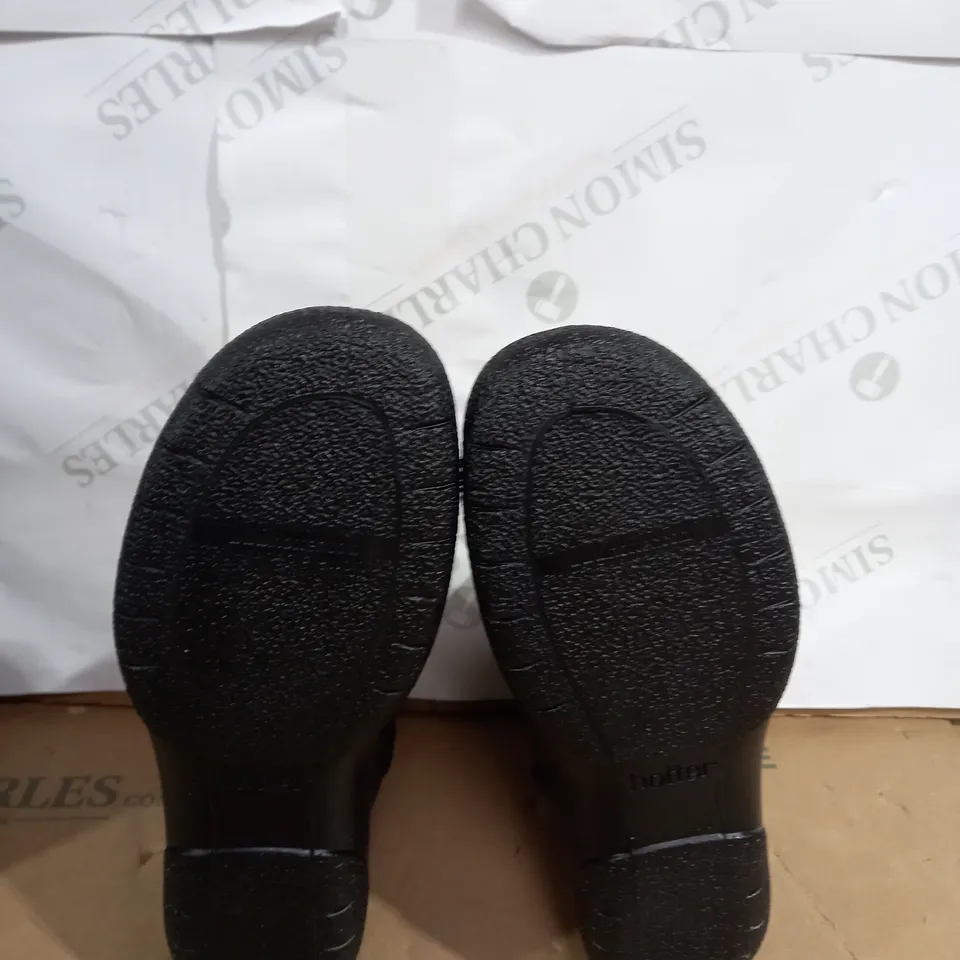 WOMANS WHISPER BLACK LEATHER BOOTS SIZE 8