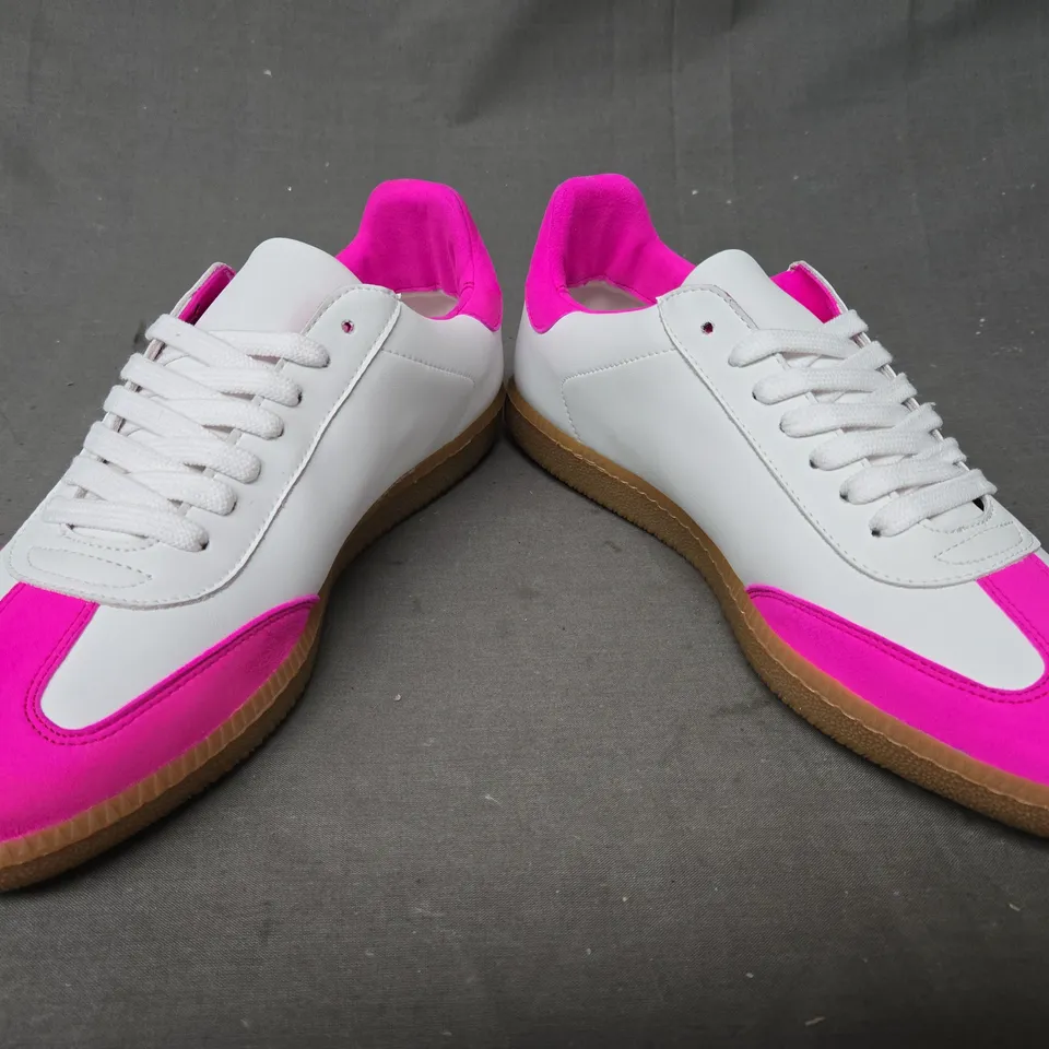 BOXED PAIR OF NICKI HOYNE SPORTY TRAINERS IN WHITE/PINK EU SIZE 41