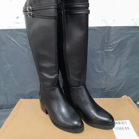 BOXED VERY WIDE FIT PLAIT STRAP HEELED KNEE BOOT IN BLACK SIZE 6