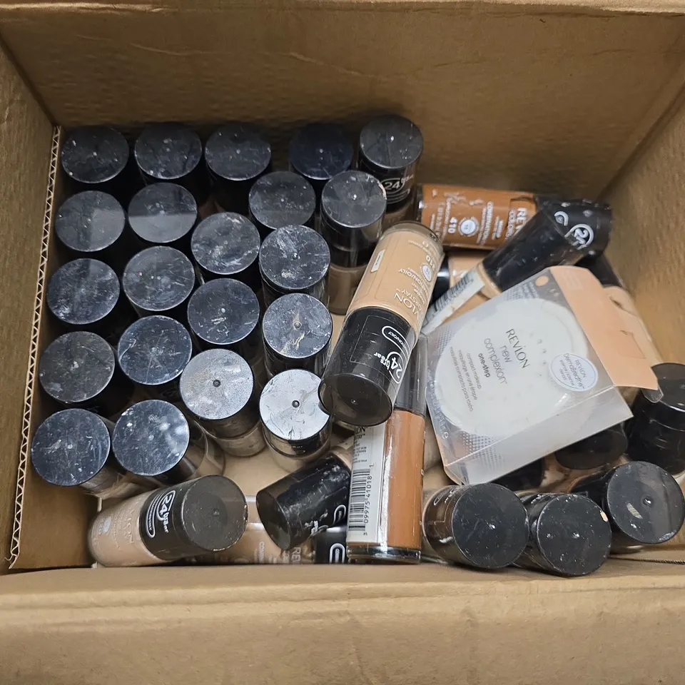 BOX OF APPROXIMATELY 25 ASSORTED REVLON ITEMS TO INCLUDE - COLOURSTAY MAKEUP 220 , COLOURSTAY MAKEUP 310 , COLOURSTAY MAKEUP 410 ETC