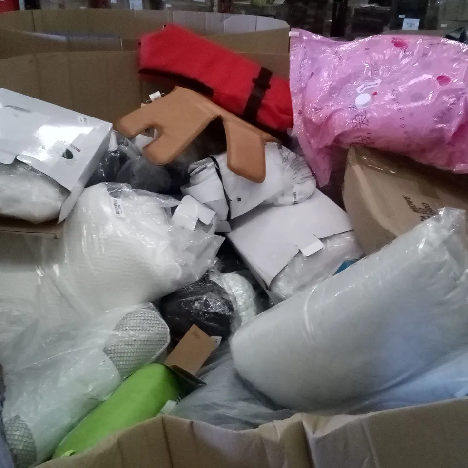 PALLET OF ASSORTED ITEMS INCLUDING NOFFA PILLOW, ELVIROS MEMORY FOAM CERVICAL PILLOW, BCOZZY NECK PILLOW, SEAT CUSHION, ORTHOTEX MEMORY FOAM PILLOW, SINGLE MOSQUITO NET