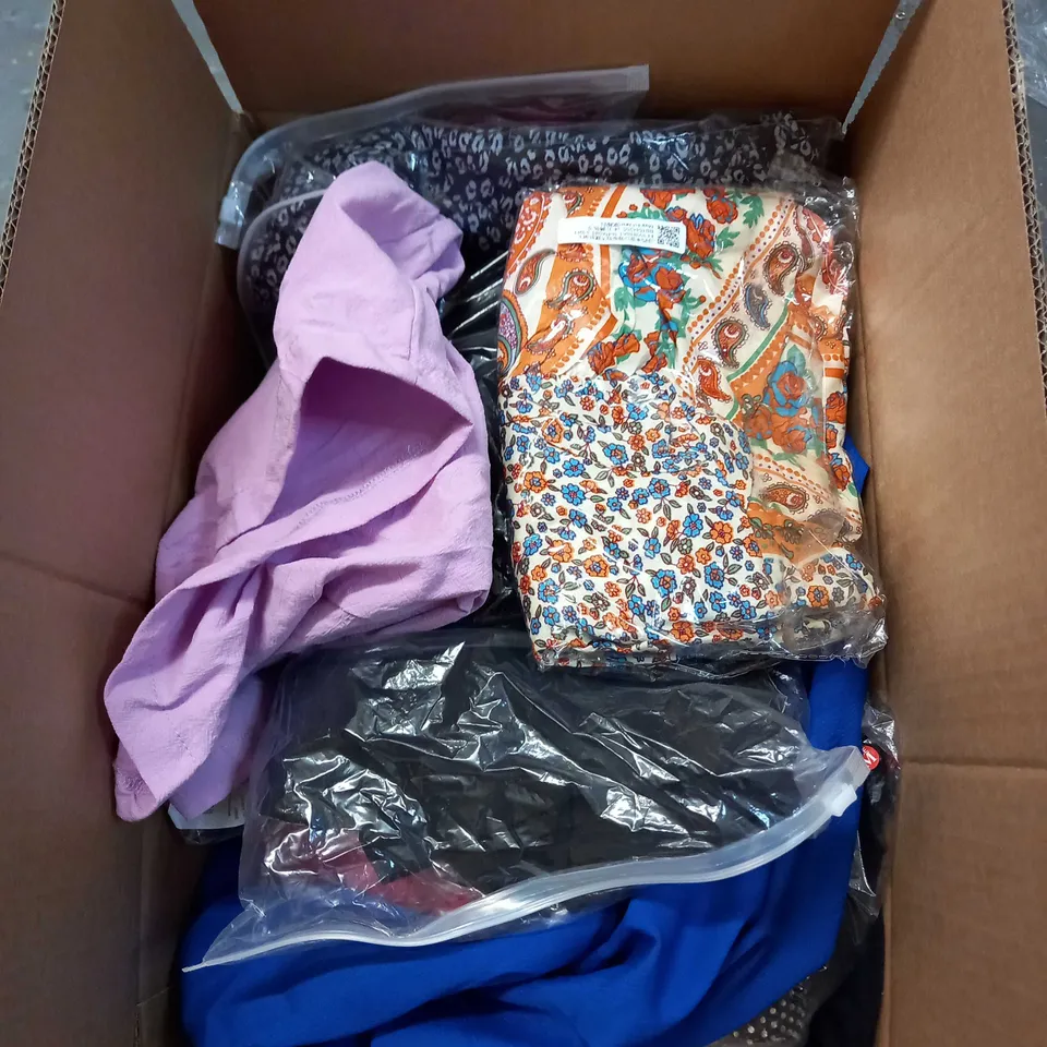 LOT OF ASSORTED CLOTHING AND ACCESSORIES TO INCLUDE; T-SHIRTS, JUMPERS ETC