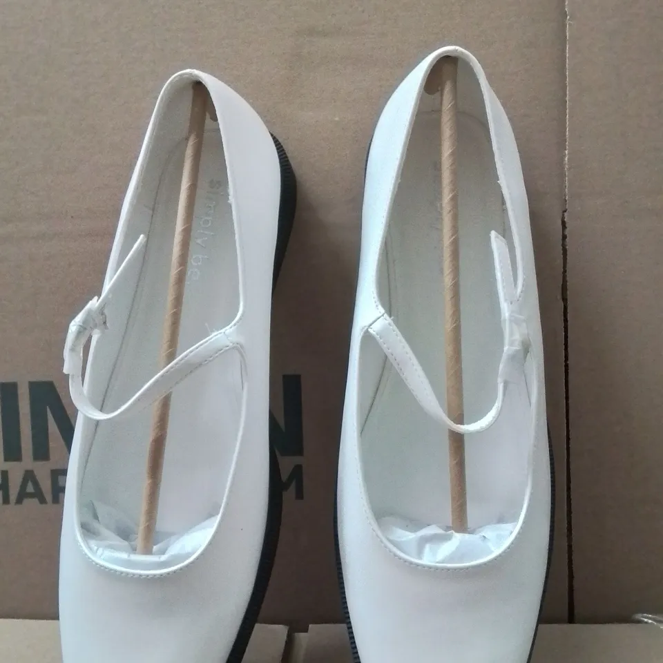 BOXED BRAND NEW APPROXIMATELY 9 SIMPLY BE BROOK EX WIDE SHOES SIZE 9