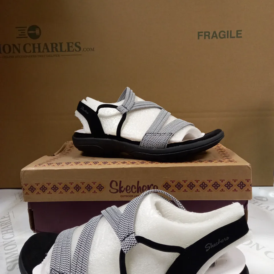 SKETCHER REGGAE SANDAL SIZE 6