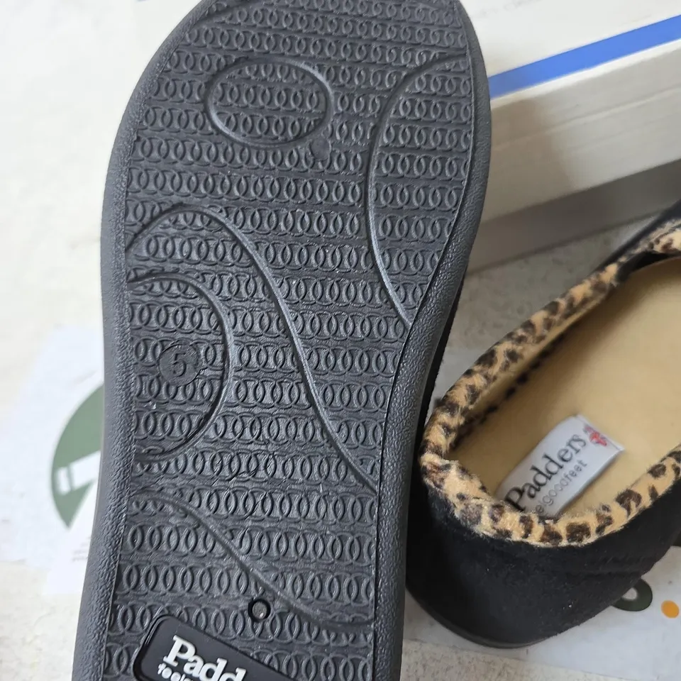 BOXED PADDERS DANDIE SLIPPERS, BLACK - SIZE 5