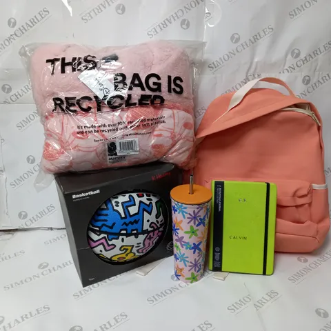 APPROXIMATELY 12 ASSORTED ITEMS TO INCLUDE KEITH HARING BASKETBALL SIZE 7, DISNEY MICKEY OVERSIZED HOODIE, STEEL SMOOTHIE CUP, A5 JOURNAL ETC. 