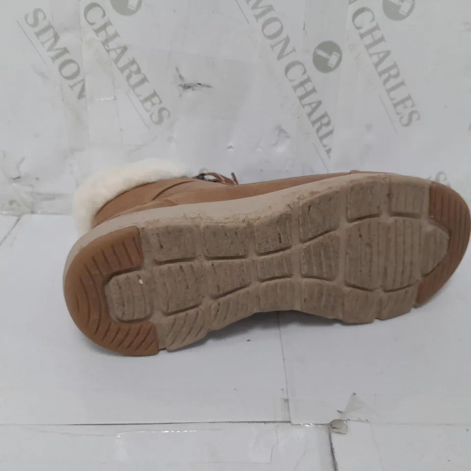 PAIR OF SKECHERS GLACIAL ULTRA COZYLY BOOTS IN CHESTNUT SIZE 6
