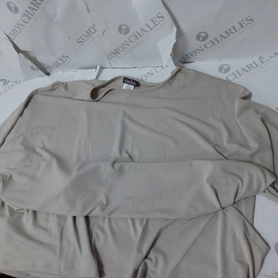 APPROXIMATELY 10 CLOTHING ITEMS INCLUDING: JUMPERS, TROUSERS, T SHIRTS AND JUMPSUITS 