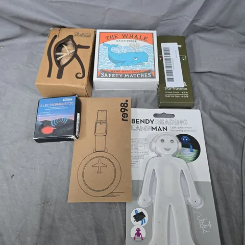 APPROXIMATELY 20 ASSORTED HOUSEHOLD ITEMS TO INCLUDE LUGGAGE TAG, READING LAMP, SAFETY MATCHES ETC