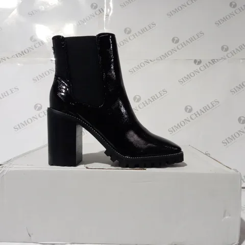 BOXED PAIR OF MODA LEXIIE BLACK PATENT BOOTS SIZE 7