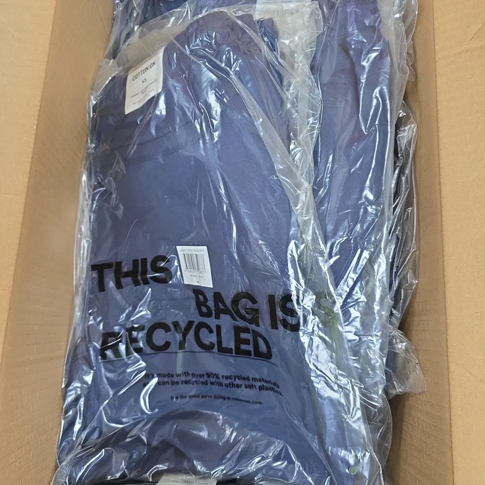 APPROXIMATELY 10 ASSORTED CLOTHING ITEMS IN VARIOUS SIZES, COLOURS & STYLES