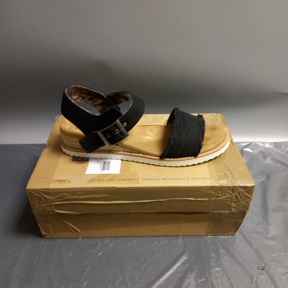 BOXED PAIR OF BOBS FROM SKETCHERS SANDALS IN BLACK SIZE UK 5 