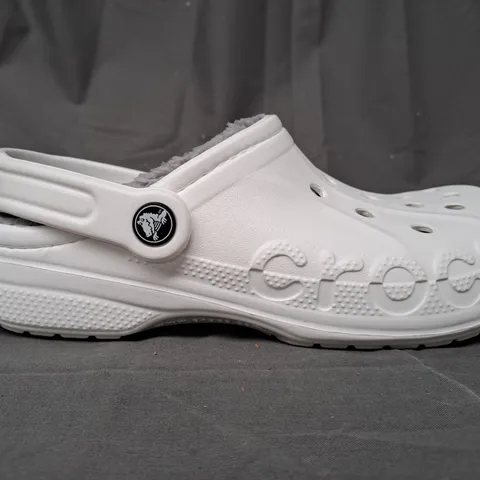 BOXED PAIR OF CROCS BAYA LINED CLOGS IN WHITE UK SIZE M6/W7
