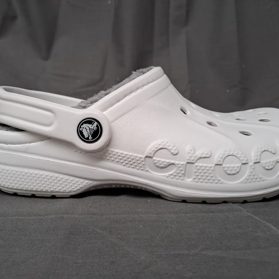 BOXED PAIR OF CROCS BAYA LINED CLOGS IN WHITE UK SIZE M6/W7