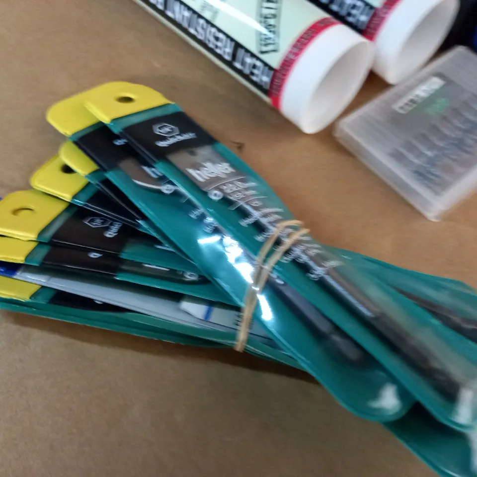 LOT OF ASSORTED DIY AND TOOL ITEMS TO INCLUDE HLLER DRILL BITS AND NO MORE NAILS