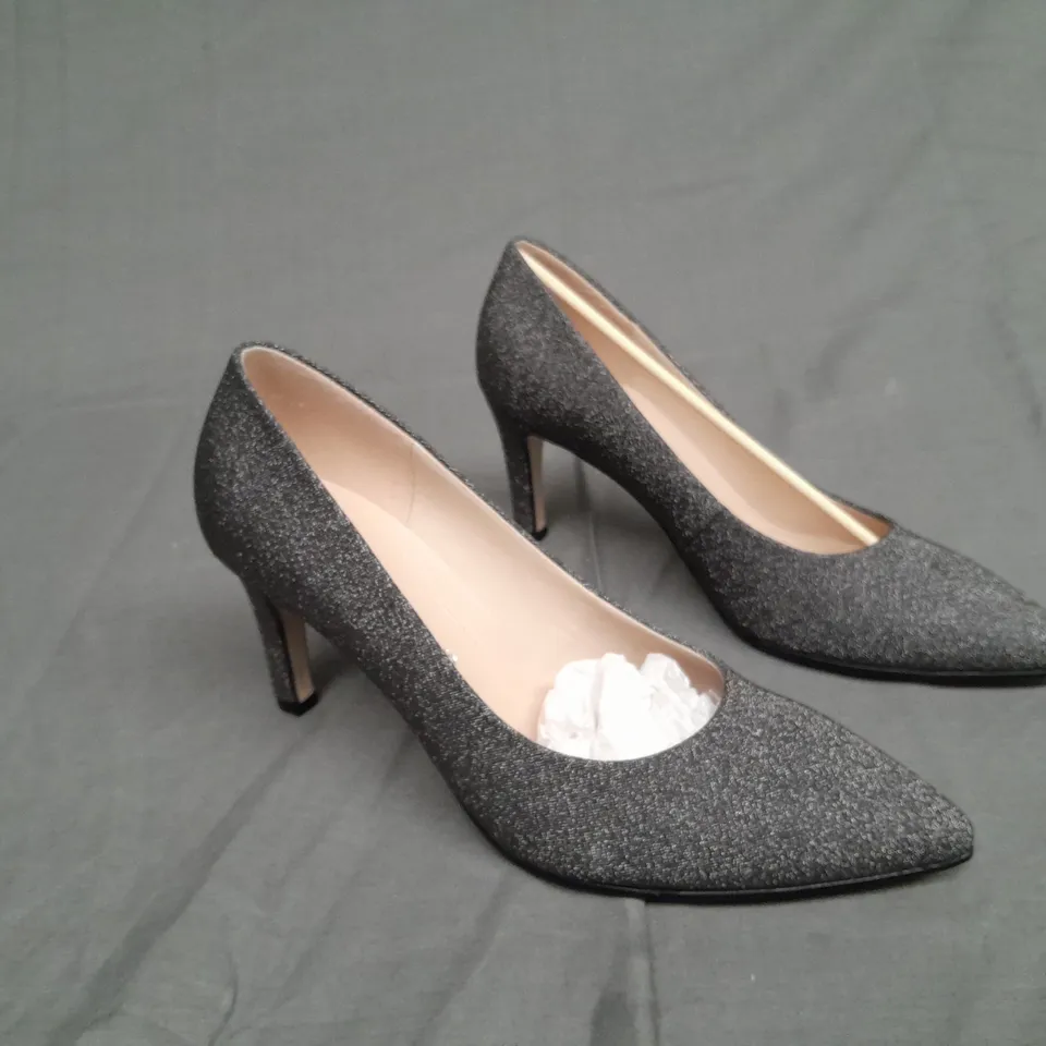 BOXED PAIR OF GABOR DANE HEEL IN SILVER GLITTER SIZE 5