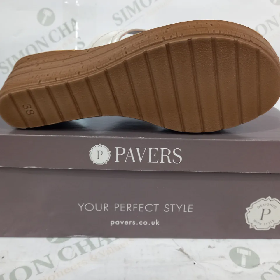 BOXED PAIR OF PAVERS OPEN TOE WEDGE SANDALS IN CREAM W. JEWEL EFFECT EU SIZE 38