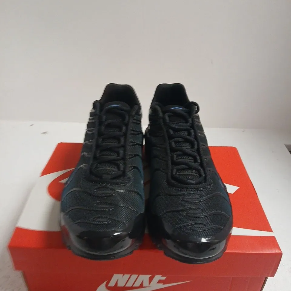 BOXED PAIR OF NIKE AIR MAX PLUS GS – BLACK/BLUE, UK 6