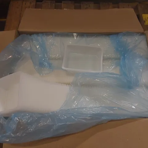 BOX CONTAINING A VERY LARGE QUANTITY OF BRAND NEW PLASTIC FOOD CONTAINERS