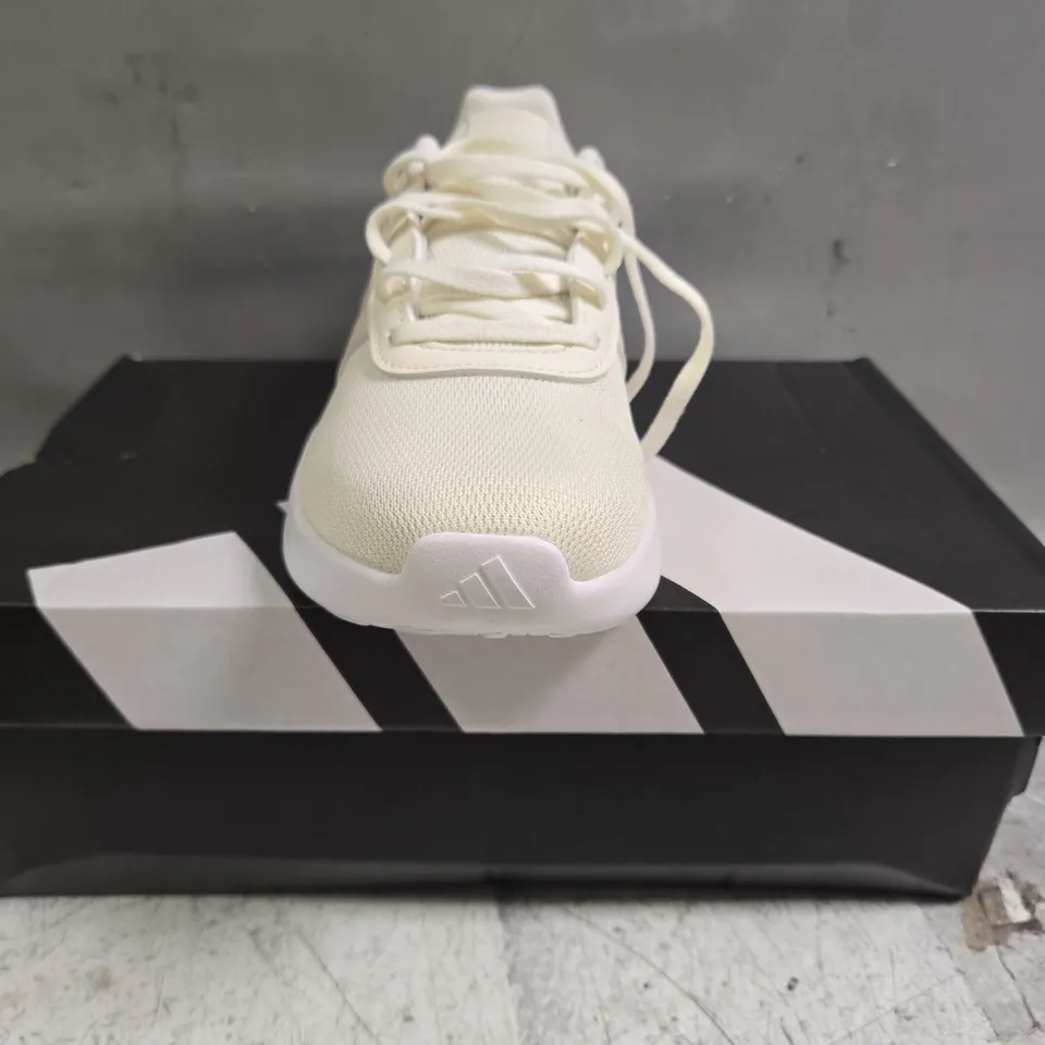 BOXED PAIR OF ADIDAS LITE RACER 4.0 TRAINERS IN CREAM SIZE UK 6