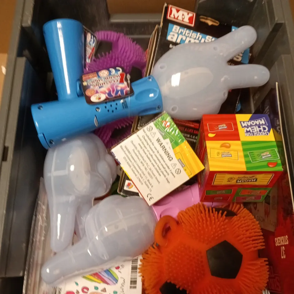 APPROXIMATELY 10 ASSORTED TOYS & GAMES PRODUCTS TO INCLUDE ARMBANDS, PUZZLE GLUE, LIGHT UP TOY ETC 