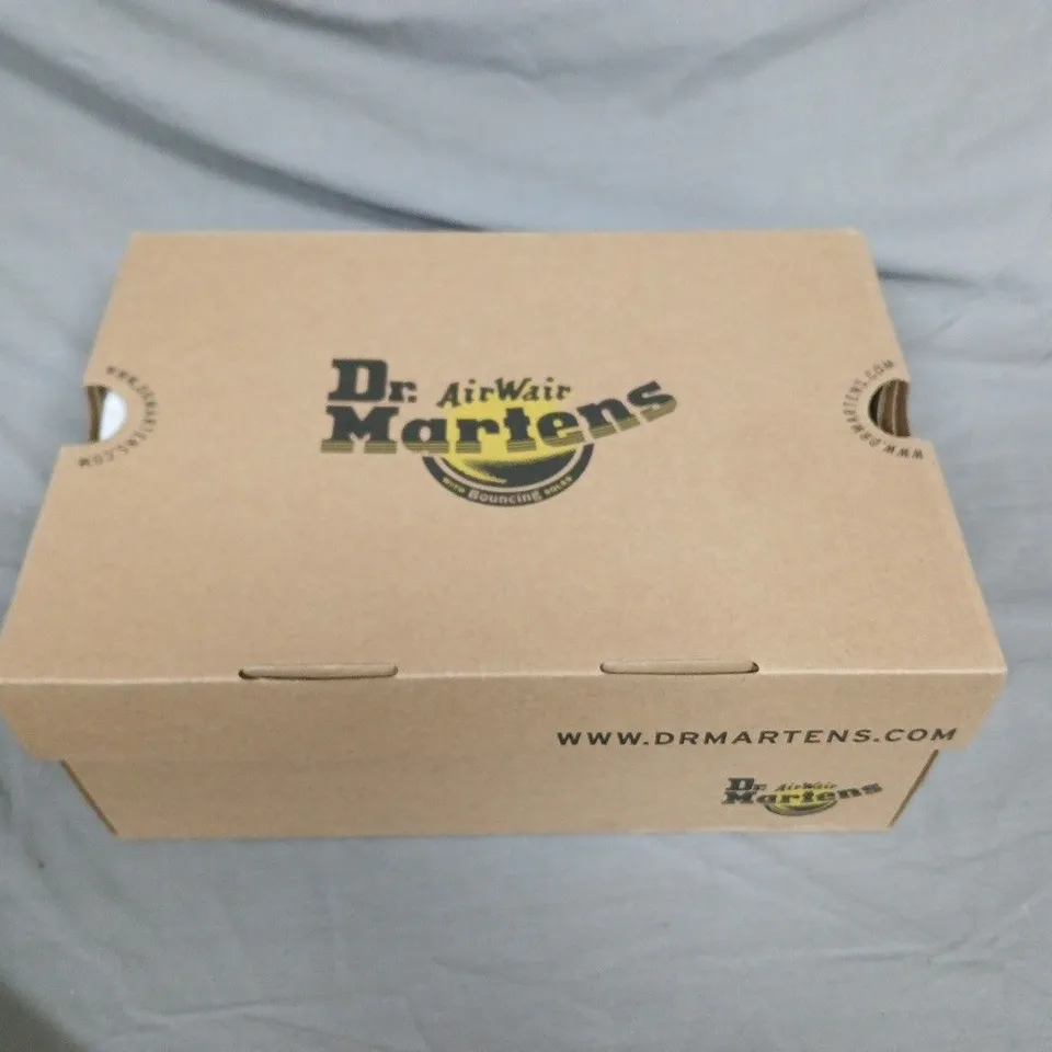 BOXED DR. MARTENS 2976 Y CHELSEA BOOTS IN BLACK, KIDS UK4 