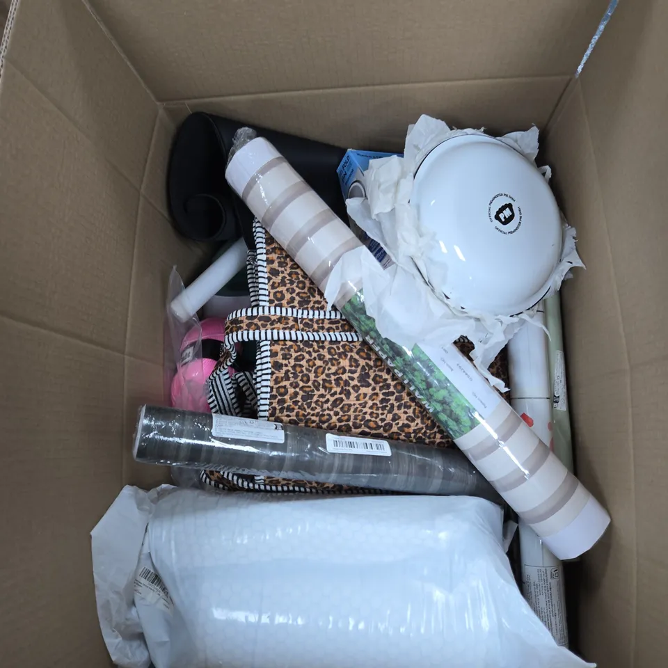 BOX OF APPROXIMATELY 15 ASSORTED ITEMS TO INCLUDE: NYJER SEED AND BAMBOO WOOL