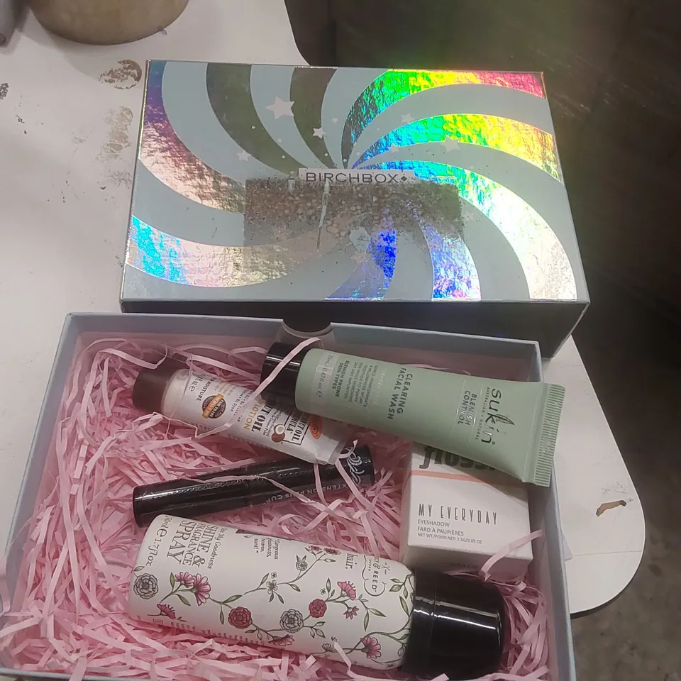 PALLET CONTAINING A VERY LARGE QUANTITY OF ASSORTED BEAUTY RELATED PRODUCTS INCLUDING: BIRCHBOX KEY CHAINS, BIRCHBOX BEAUTY SETS, STASHER SANDWICH WATERFALLS ECT