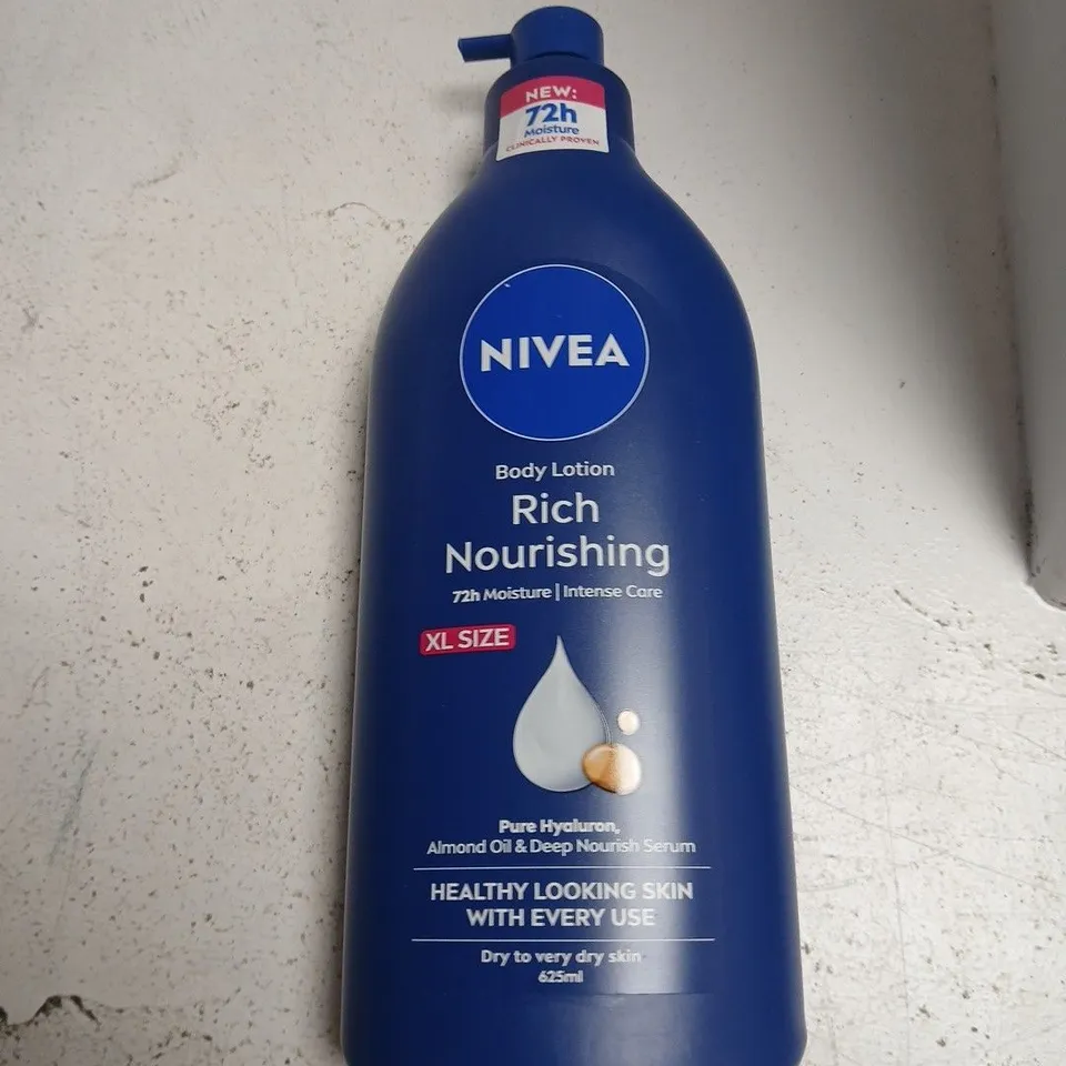 TOTE OF APPROXIMATELY 20 ASSORTED COSMETICS TO INCLUDE: NIVEA BODY LOTION 