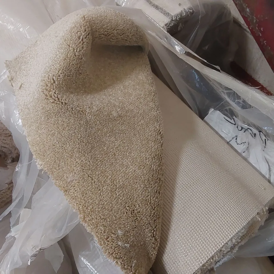 ROLL OF QUALITY DESIGNER STYLE BOUCLE CHAMPAGNE CARPET - APPROXIMATELY 5.1 x 4m